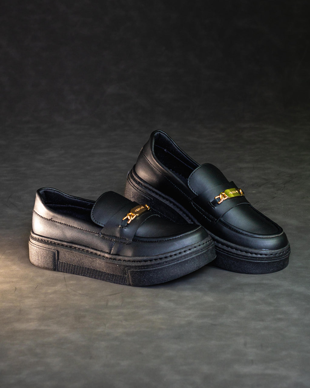 RoyalStep™ – Mocasines clásicos con detalles metálicos